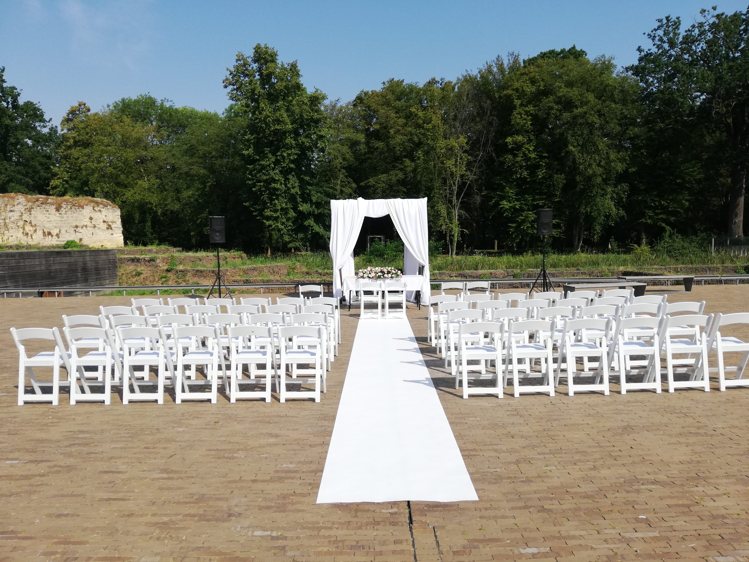 Huwelijk met onze witte weddingchairs als ceremonie opstelling